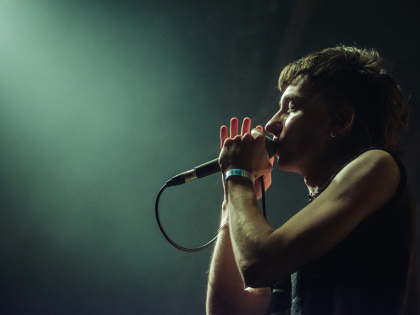 Article cover image: Celebrate Summer: Events in the Algarve in 2024. In the image, we see an event, a concert where the performer is holding the microphone.